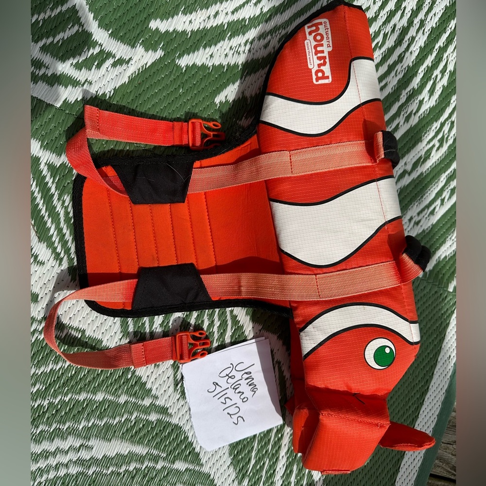Outward hound finding Nemo life jacket